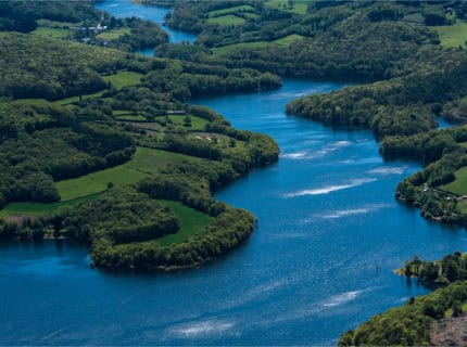 vue aérienne du lac de pannecière dans la nièvre en france