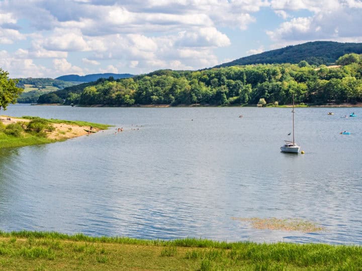les berges du lac de pannecière, dans le parc naturel régional du morvan