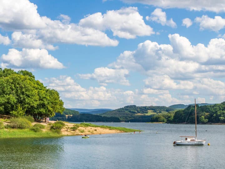 presqu'île et plage sur les rives du lac de pannecière, dans le parc régional naturel du morvan