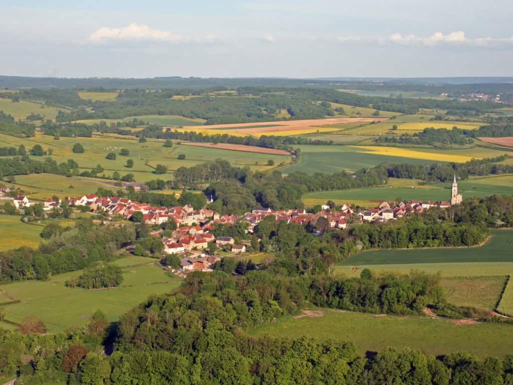 le village de saint père sous vézelay en bourgogne