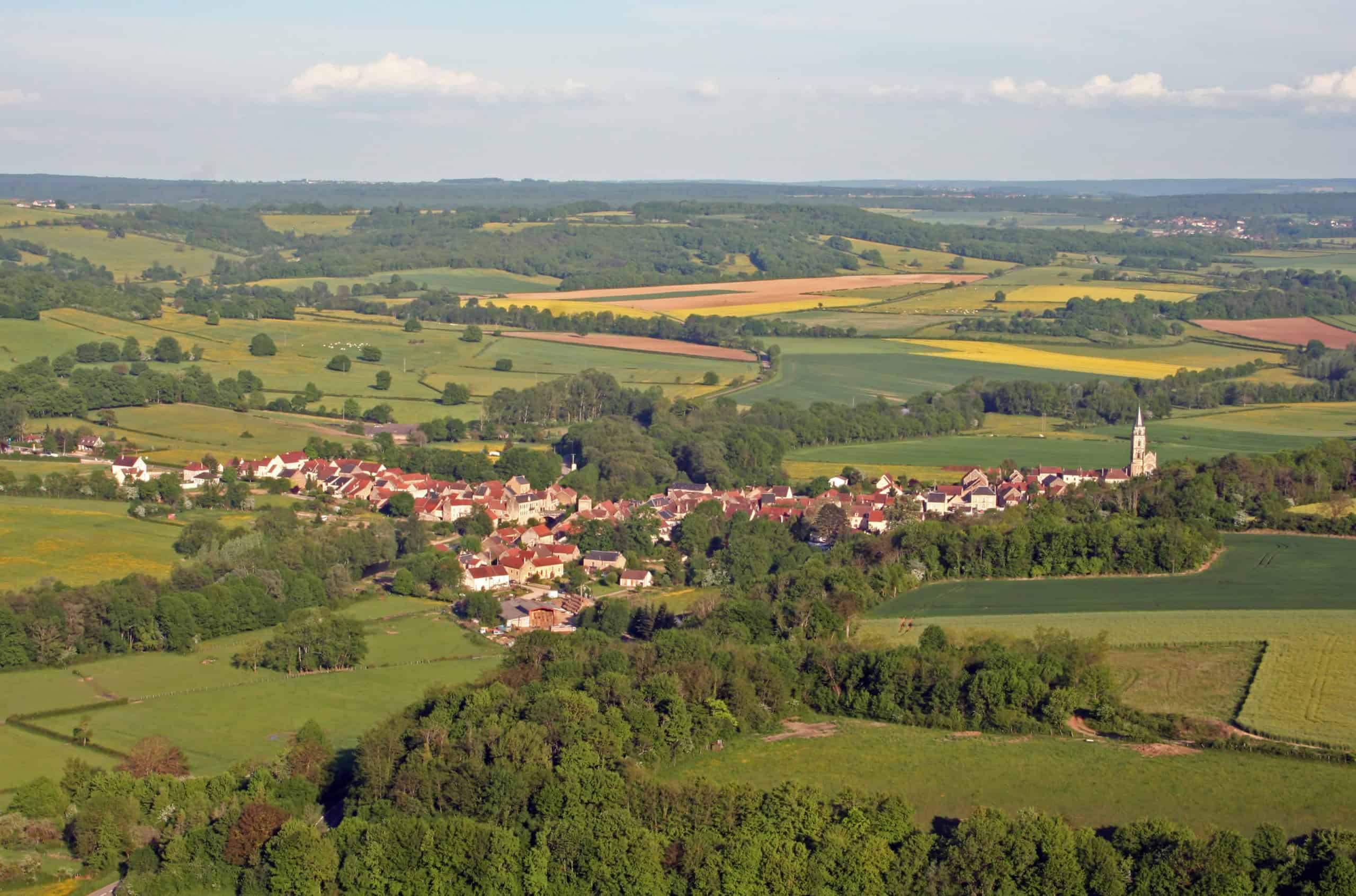 le village de saint père sous vézelay en bourgogne